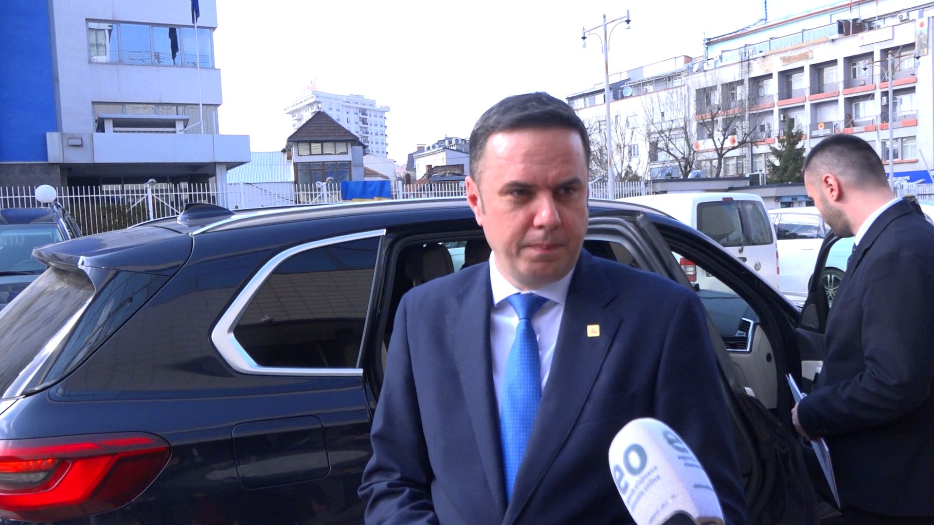 Tragjedia në Vjenë, Abdixhiku ngushëllon familjet e tre kosovarëve: U prehshin në paqe